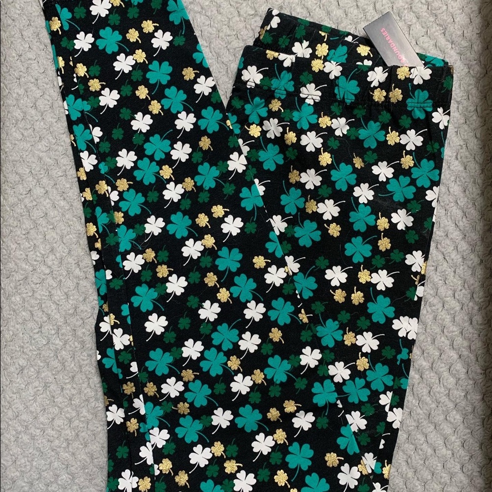 NWT St. Patrick’s Day Green Four Leaf Clover Leggings 🍀